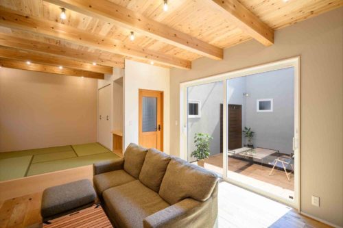 中庭付き平屋のLDK 自然素材のインテリア 飯田市の施工事例