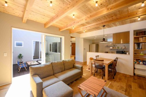 中庭付き平屋のLDK 自然素材のインテリア 飯田市の施工事例