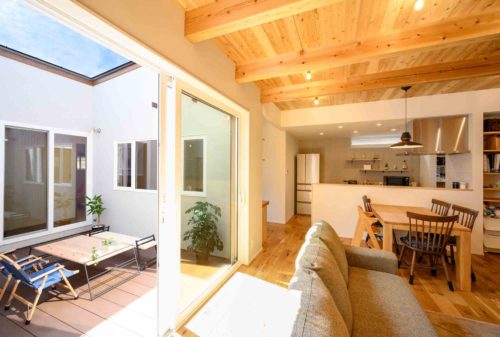 中庭付き平屋のLDK 自然素材のインテリア 飯田市の施工事例