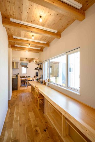 中庭付き平屋の廊下兼ワークスペース 自然素材のインテリア 飯田市の施工事例