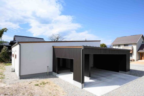 ガレージ付き平屋 ガレージ部分はガルバリウムの外壁 飯田市の施工事例