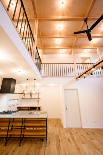 中庭と吹抜のある２階建：飯田市