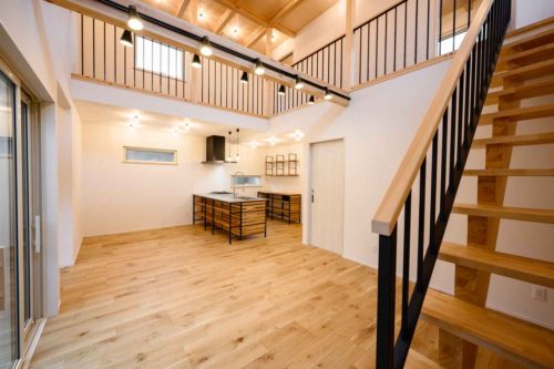 中庭と吹抜のある２階建：飯田市