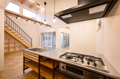 中庭と吹抜のある２階建：飯田市