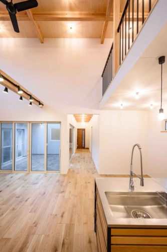 中庭と吹抜のある２階建：飯田市