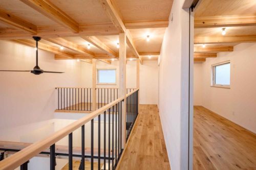 中庭と吹抜のある２階建：飯田市