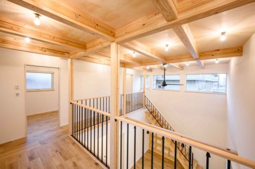 中庭と吹抜のある２階建：飯田市