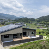 大きな窓の景色、ととのう平屋の家(飯田市)