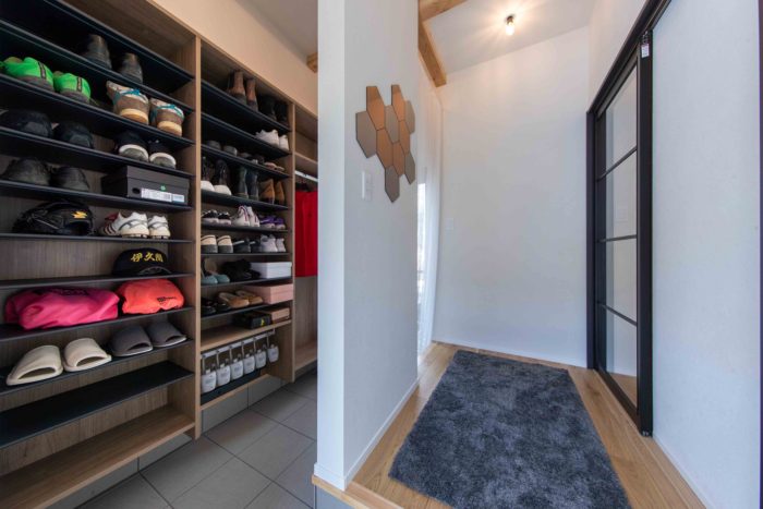 中庭付き平屋の玄関とシューズクローク　飯田市下伊那郡の施工事例