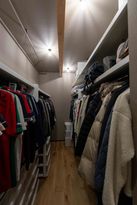 中庭付き平屋のファミリークローゼット（ウォークインクローゼット）　飯田市下伊那郡の施工事例