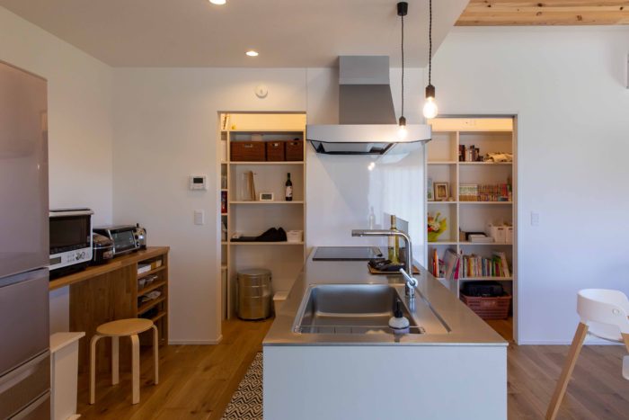 キッチンとダイニングに面した大きなパントリー 飯田市の施工事例