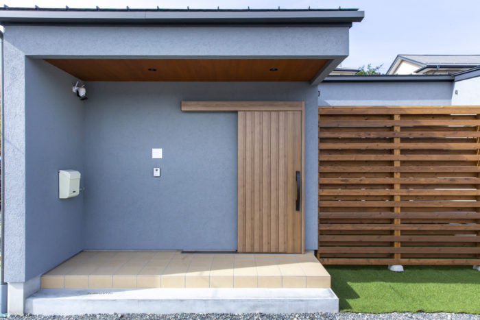 飯田市の新築住宅施工事例
外観写真
玄関を見る