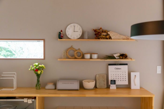 窓の高さに合わせた飾り棚