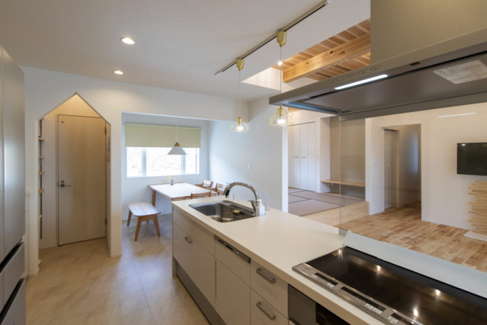 飯田市の新築住宅施工事例
内観写真
キッチンからリビングダイニングを見る