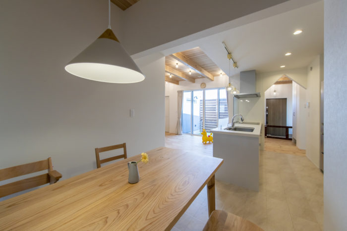 飯田市の新築住宅施工事例
内観写真
ダイニング(ヌック)からキッチンを見る