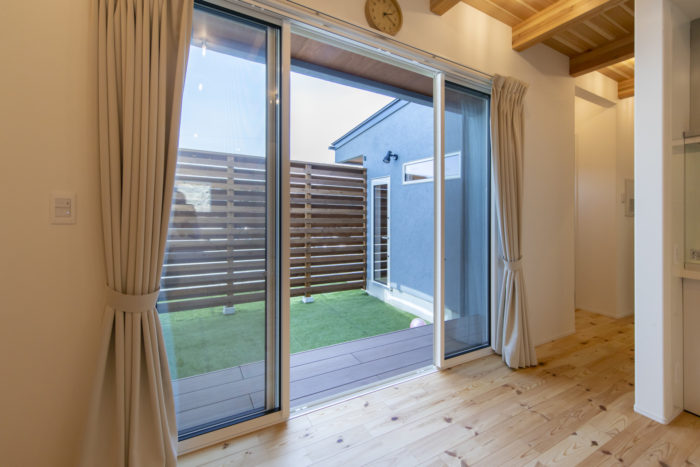 飯田市の新築住宅施工事例
内観写真
リビングから中庭を見る