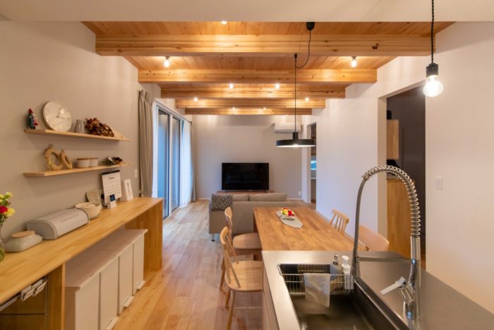 キッチンからリビングダイニングを見渡せるシンプルな間取りの画像