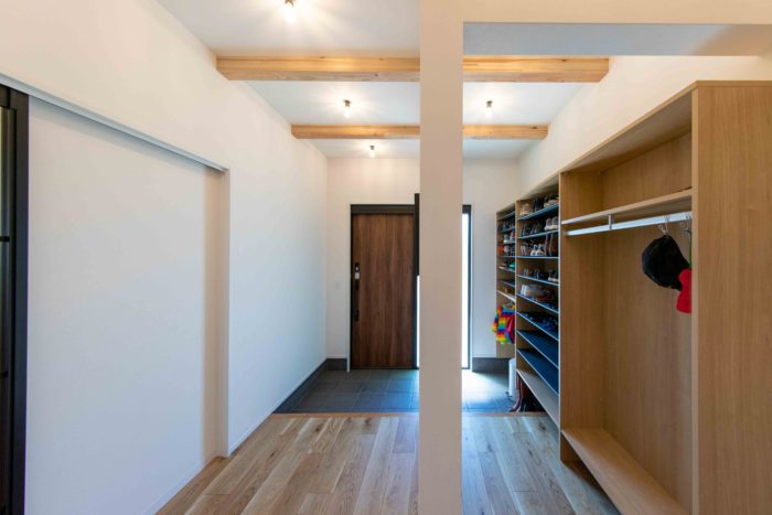 平屋の玄関とシューズクローク 飯田市の施工事例