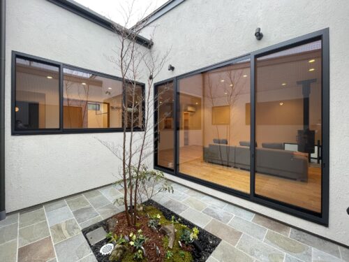 四季を感じられる中庭の家