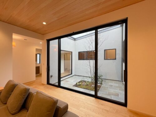 四季を感じられる中庭の家