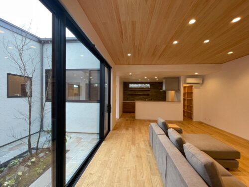 四季を感じられる中庭の家