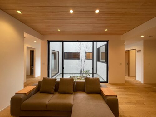 四季を感じられる中庭の家