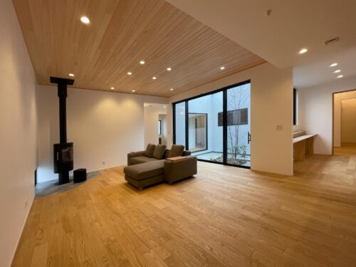 四季を感じられる中庭の家