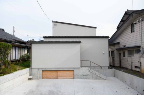 中庭と吹抜のある２階建：飯田市