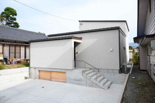 中庭と吹抜のある２階建：飯田市