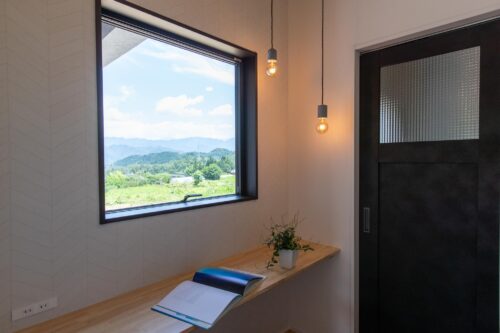 伊那谷の景色を生かした平屋