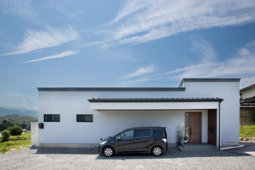 伊那谷の景色を生かした平屋
