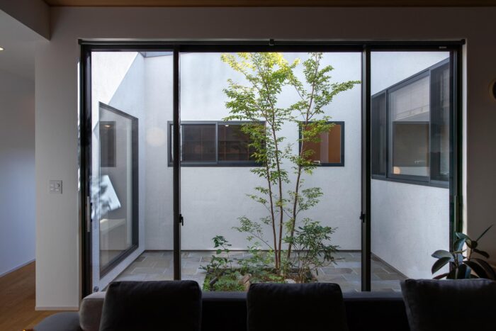 季節を感じられる中庭の家